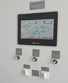 Pantalla y mandos del cuadro de control de la instalación de agua